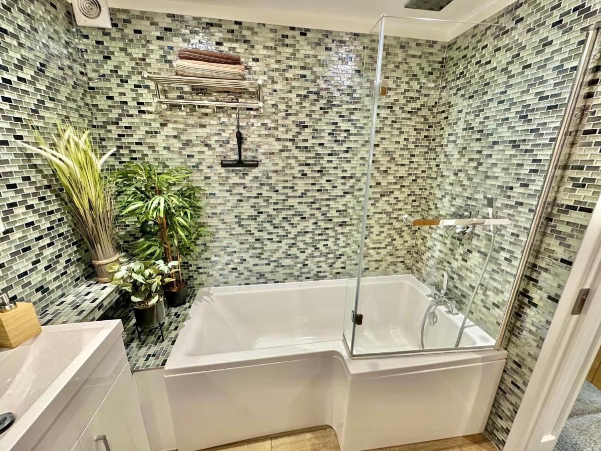 Stunning Sea View Two Double Bedroom Apartment - With Balcony - Opposite Beachfront Walk Bournemouth Buitenkant foto