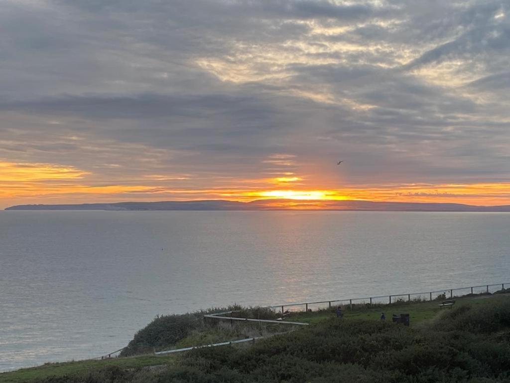 Stunning Sea View Two Double Bedroom Apartment - With Balcony - Opposite Beachfront Walk Bournemouth Buitenkant foto