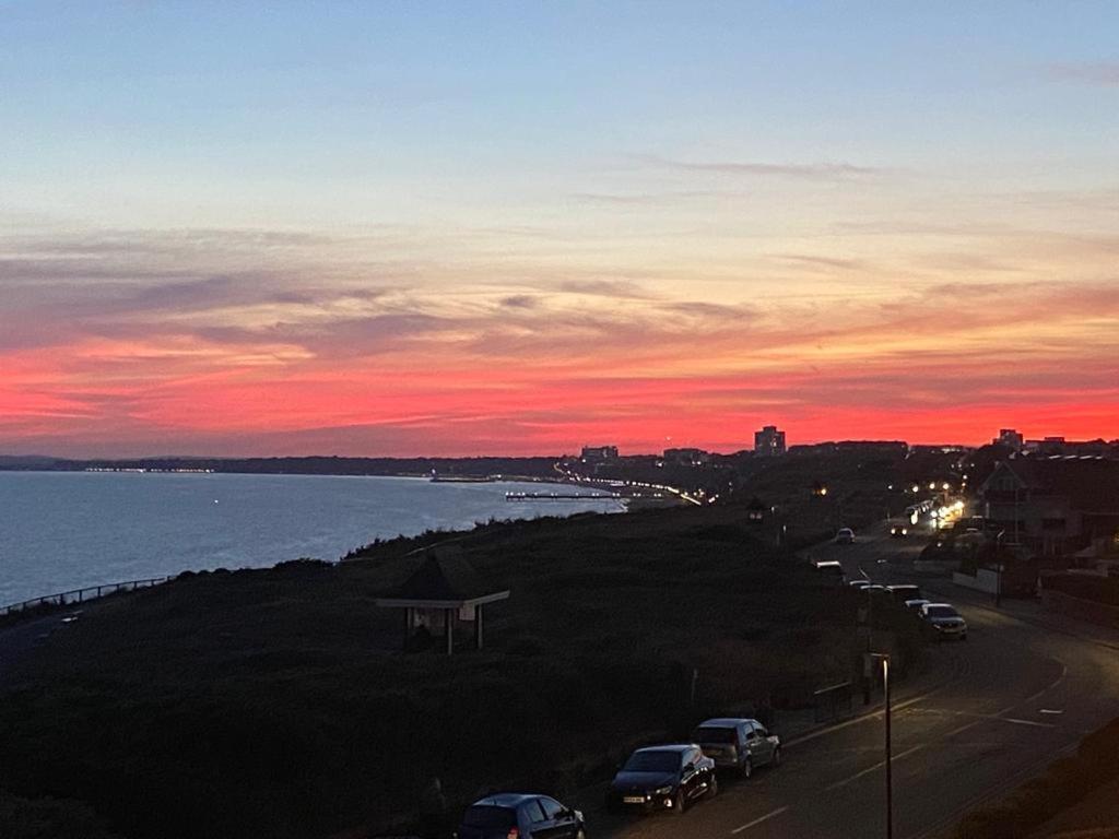 Stunning Sea View Two Double Bedroom Apartment - With Balcony - Opposite Beachfront Walk Bournemouth Buitenkant foto